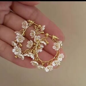 Flower Dangle Earrings pearl white